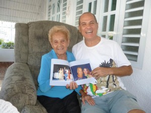 Con Donna Lydia, mamma di Papito Jala Jala, mostrando con orgoglio una raccolta di fotografie del suo adorato figliolo, che le ho portato in regalo dall'Italia...
