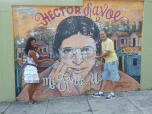 Enzo Conte davanti al murales di Hector Lavoe