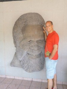 Accanto ad un ritratto in pietra di Ismael Rivera, el sonero mayor, che si trova nella sua casa natale nel quartiere di Villa Palmera