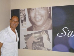 Enzo Conte davanti all'immagine di Papito Jala Jala