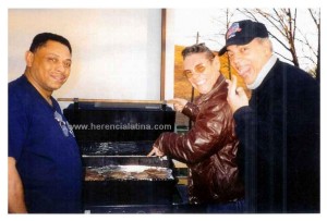 Los "Chicos" del Boogaloo: Joe Bataan, Joey Pastrana e Tito Ramos. A casa di Joe Bataan, preparando una cena.  Foto di Joey Pastrana.
