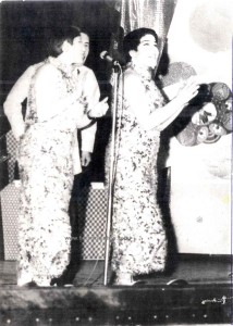 Le coriste de la Orquesta de Joey Pastrana  Sonya Rivera e Becky Rivera con la Orquesta de Machito.  Al Puerto Rico Theatre, New York, 1969.  Foto di Joey Pastrana - ceduta a Herencia Latina