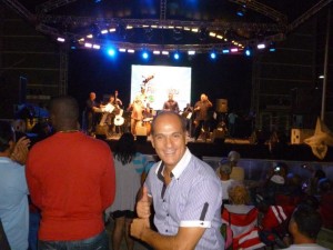 Enzo Conte alla festa ptronale di Cayey. Sullo sfondo Andy Montanez, con i figli Andy jr e Harold, e la loro orchestra