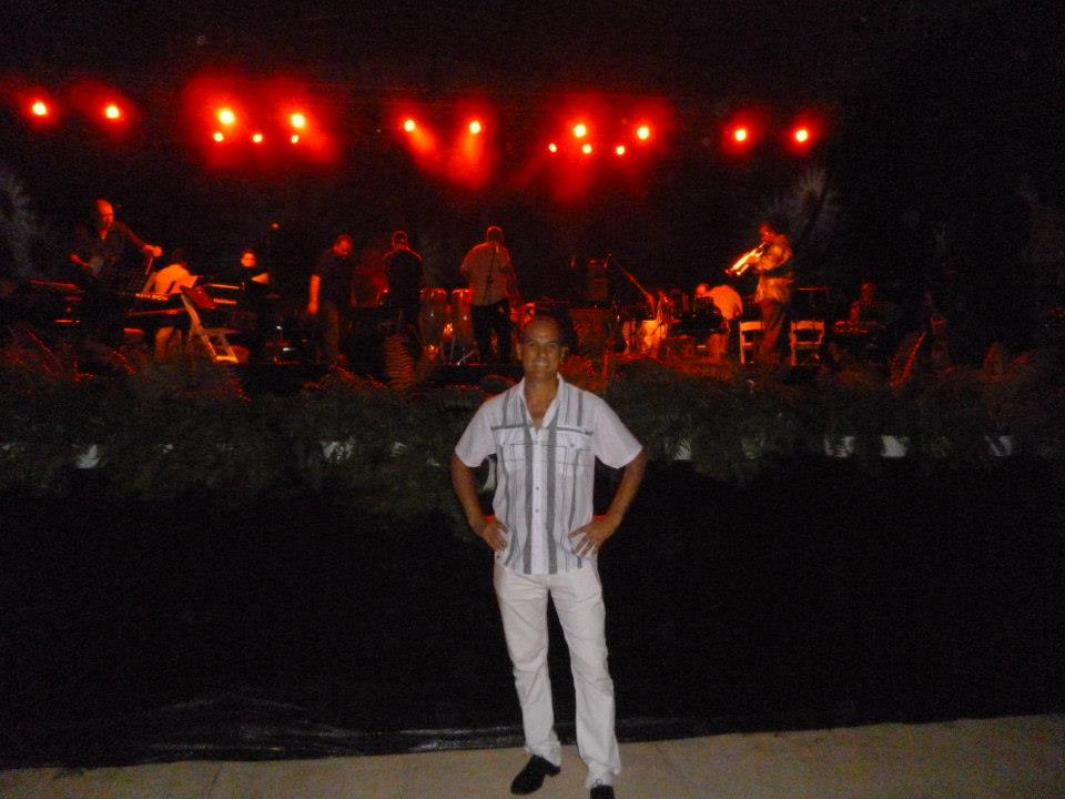 Enzo Conte e alle spalle la big band di Luis Perico Ortiz.