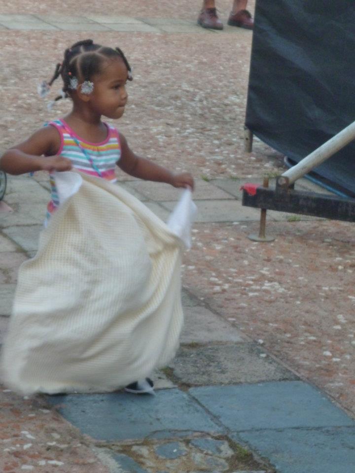 Questa foto è meravigliosa. Una bambina tra il pubblico, rapita dal ritmo, incomincia anche lei ad improvvisare passi di bomba...