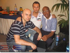 Roberto Roena con Max e Tommy de LaSalsaVive durante il concerto del festival Latino Americando