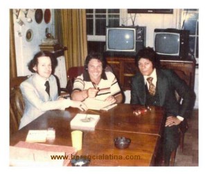 Nella casa di Machito, con Johnny Colón, Joey Pastrana e King Nando.  Foto di Joey Pastrana - ceduta a Herencia Latina