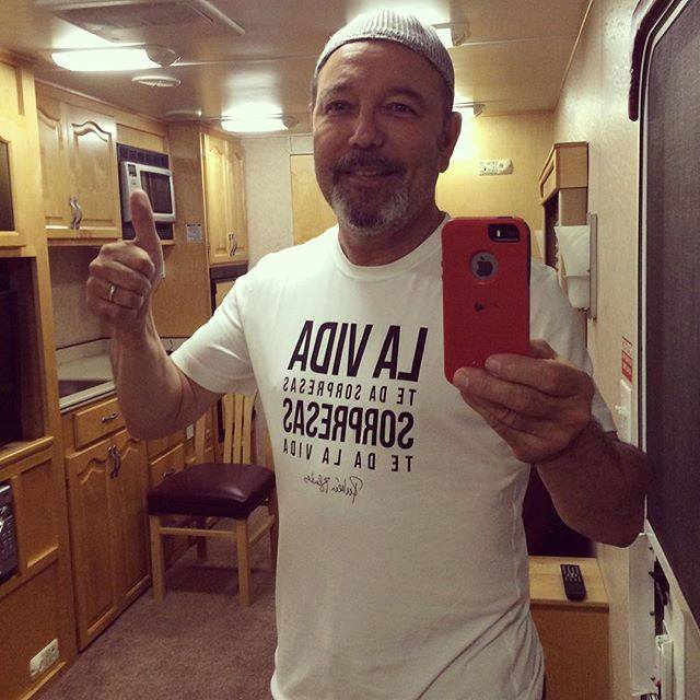 Ruben Blades festeggia con i suoi fans con un selfie postato sul suo sito.