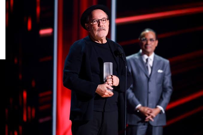Rubén Blades recibe de Gilberto Santa Rosa el Billboard Latin Music Award